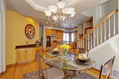 Lüks Amerikan evde taze çiçekler ile yemek masası