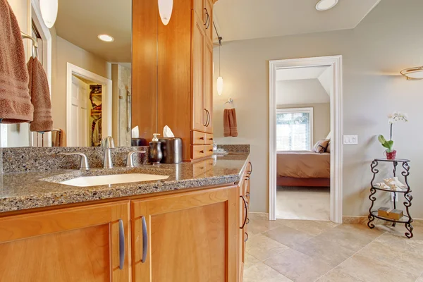 Kamar mandi mewah dengan penyimpanan besar kombinasi dan puncak granit — Stok Foto