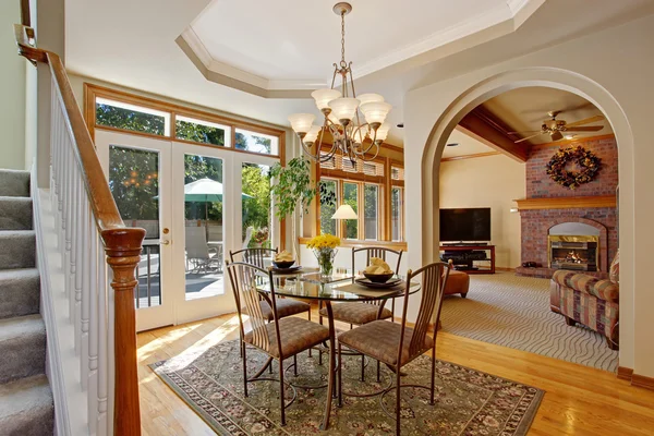 Salle à manger lumineuse avec terrasse dans une maison de luxe — Photo