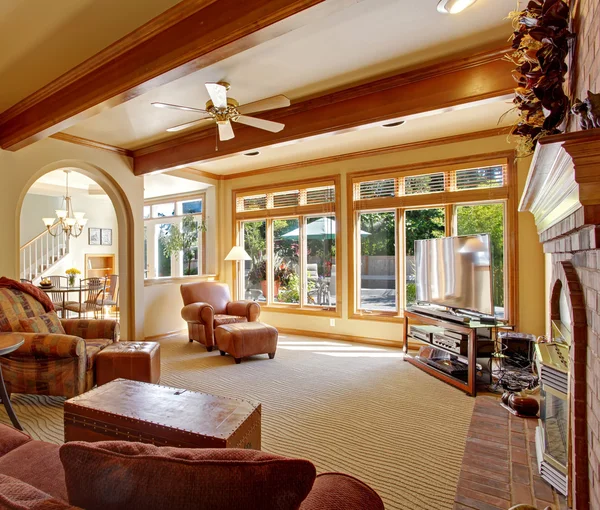 Living room with ceiling beams — Stock Photo, Image