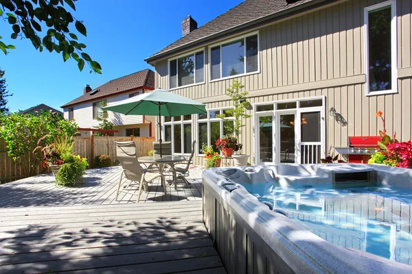 Casa con vasca idromassaggio sul cortile — Foto Stock