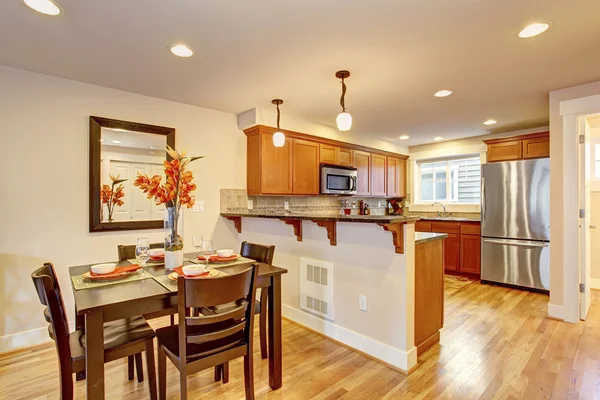 Kitchen with served dining table — Stock Photo, Image