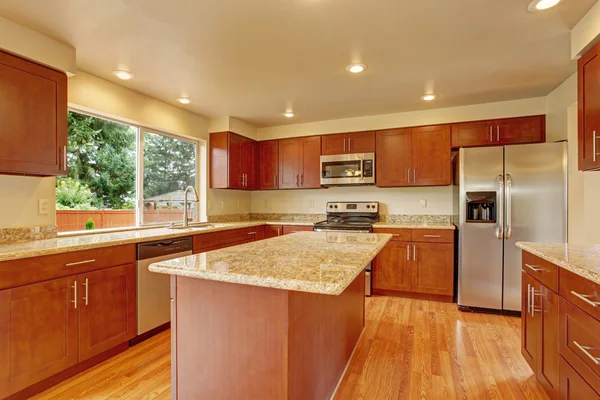 Muebles de cocina con isla en casa vacía — Foto de Stock