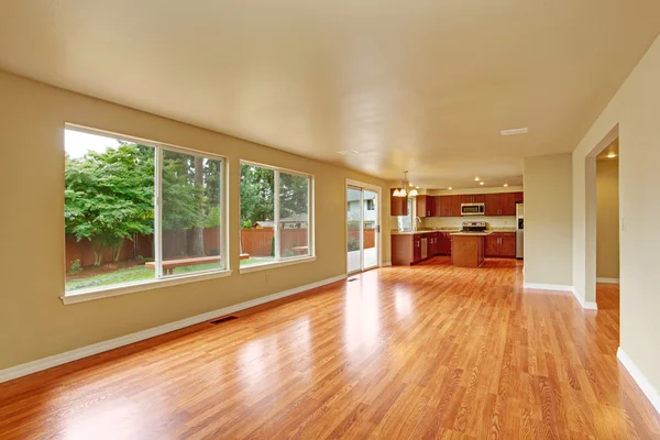 Prázdný dům interiér s novou dřevěnou podlahu — Stock fotografie