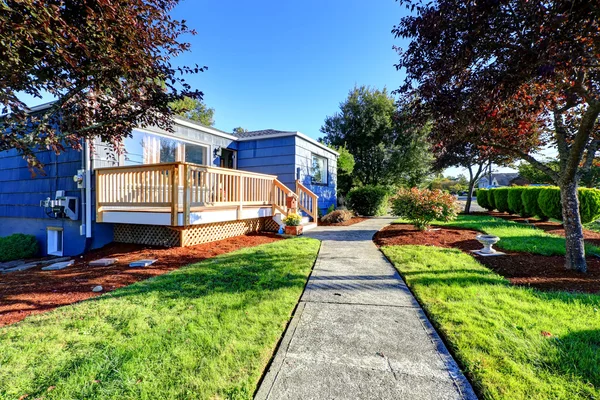 Maison extérieure avec terrasse en bois — Photo