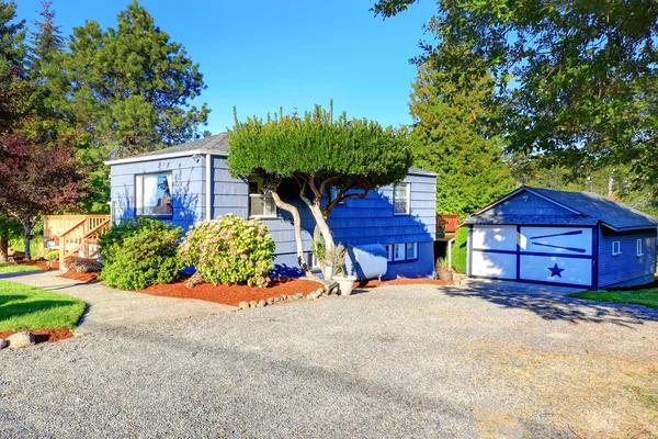 Countryside house exterior with garage — Stock Photo, Image