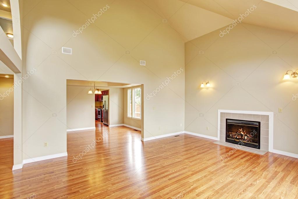 Lege woonkamer met hoog plafond en open haard — Stockfoto ... Lege woonkamer met hoog plafond en open haard — Stockfoto ...