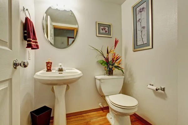 Interior del baño con flores — Foto de Stock