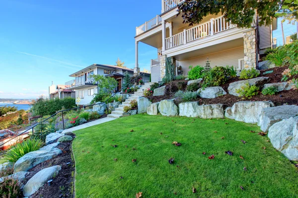 Haus mit schöner Terrassenlandschaft — Stockfoto