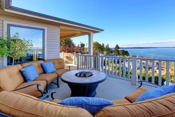 Acogedora zona de patio con vistas al Puget Sound. Tacoma, WA — Foto de Stock