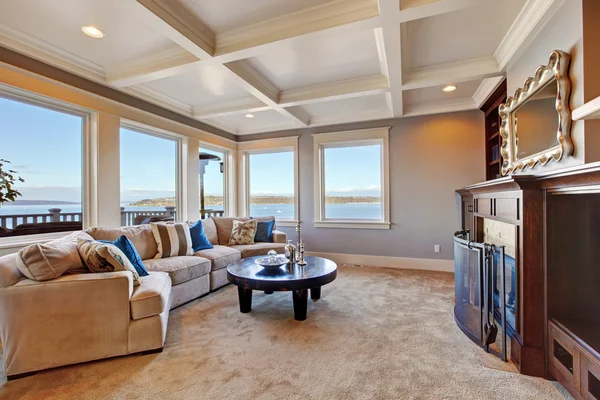 Vnitřek teplý obývací pokoj v luxusním domě s výhledem na Puget Sound — Stock fotografie