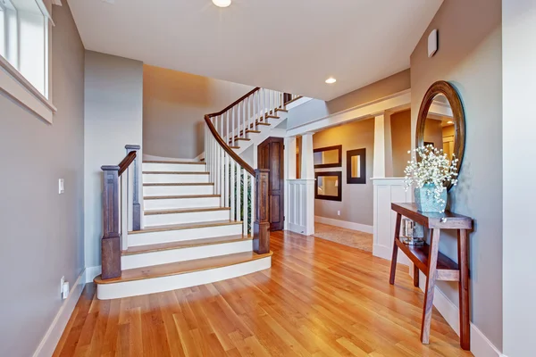 Яркий коридор с деревянной лестницей — стоковое фото