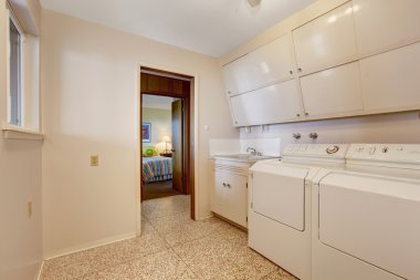 Çamaşırhane ile yapılı içinde dolaplar