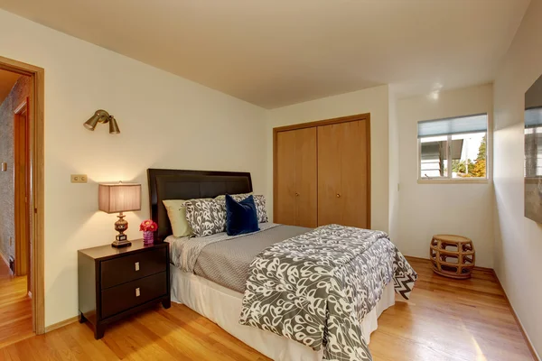 Dormitorio de marfil ligero con hermosa cama — Foto de Stock