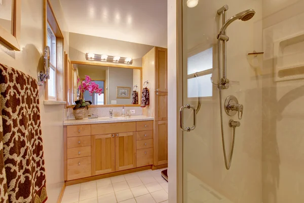 Meuble vanité salle de bain en érable — Photo