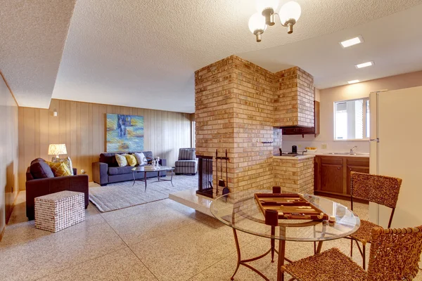 Basement open floor plan. Living room with dining and kitchen ar — Stock Photo, Image