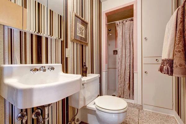 Bathroom with brown stripped wallpaper — Stock Photo, Image