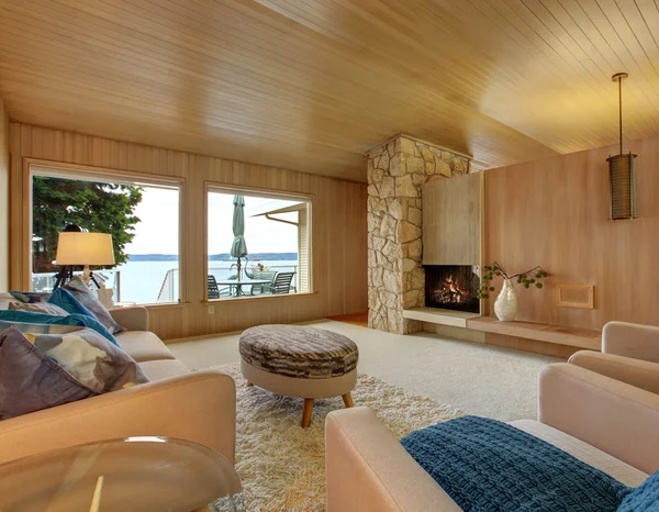 Belle intérieur de la maison avec bordure en bois et cheminée — Photo