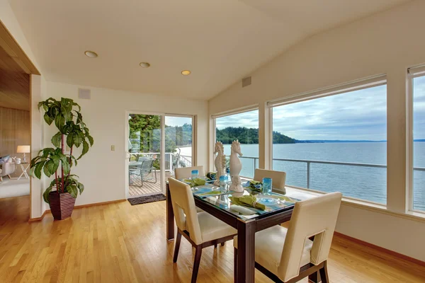 Casa de lujo interior. Luminoso comedor elegante con ba escénica — Foto de Stock