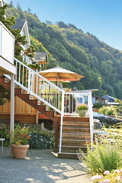 Maison avec escalier menant à la plage privée et au patio — Photo