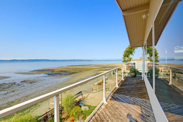 Casa de luxo com deck de passeio e praia privada. Puget Sound vi — Fotografia de Stock