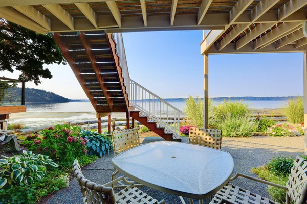 Backyard patio area with Puget Sound view, Burien, WA — Stock Photo, Image