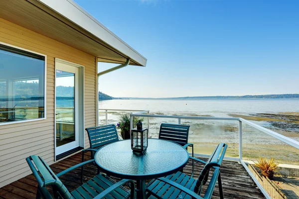 Romantik veranda alan grev güverte overlookin on ile lüks ev — Stok fotoğraf