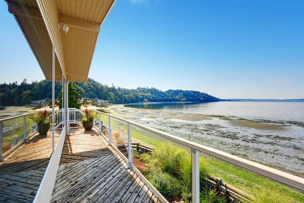 Casa de luxo com deck de passeio e praia privada. Puget Sound vi — Fotografia de Stock