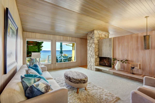 Hermoso interior de la casa con tablón de madera y chimenea — Foto de Stock