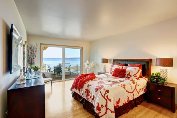 Interieur van de romantische slaapkamer met staking dek — Stockfoto