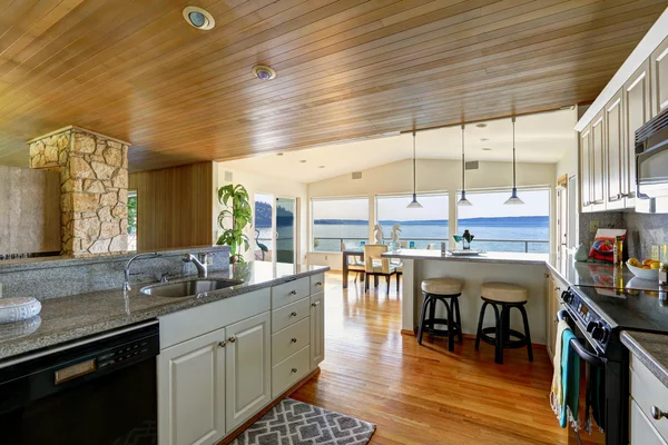 Kuchyň s obložené stropem a dřevěnou podlahou — Stock fotografie