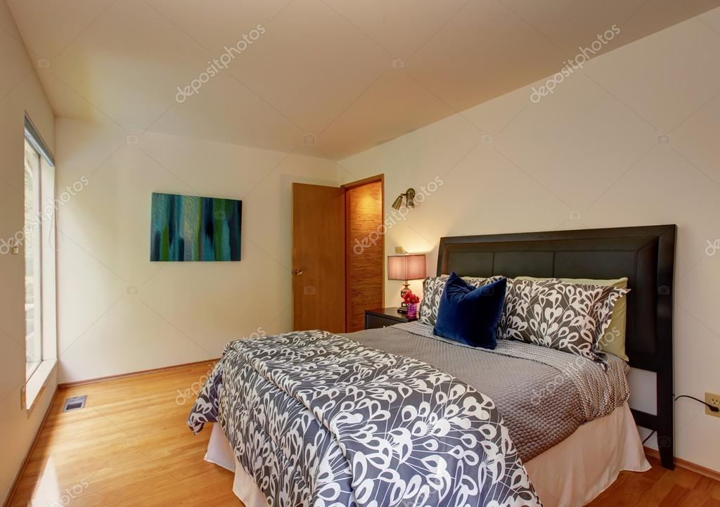 Helles Schlafzimmer aus Elfenbein mit schönem Bett — Stockfoto