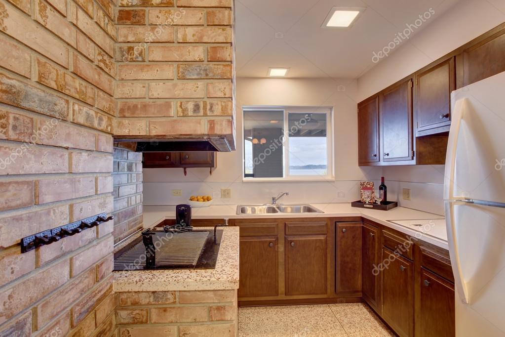 Camera cucina nel seminterrato con camino — foto stock © iriana88w ... Cucina con camino