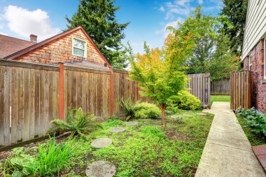 Arka bahçe alanına geçit