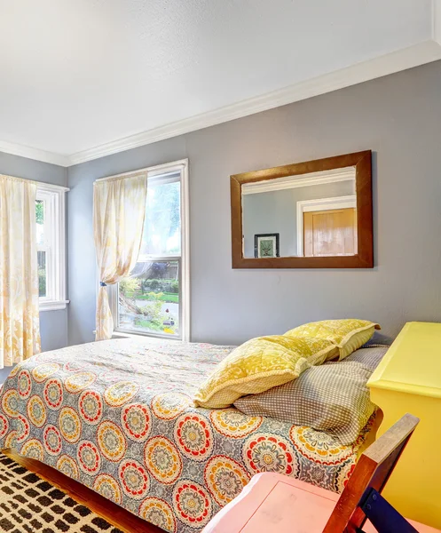 Camera da letto semplice con pareti azzurre — Foto Stock