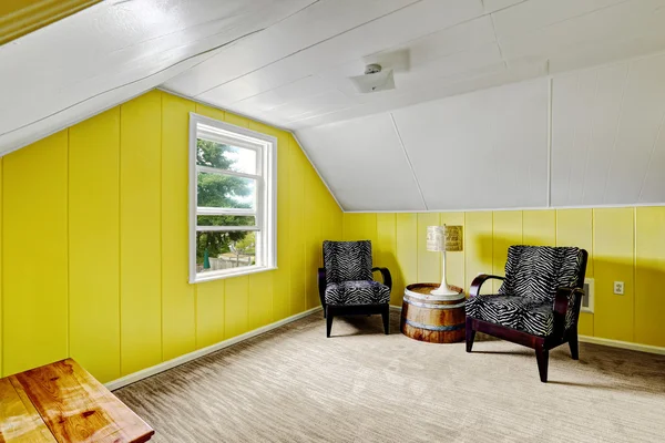 Quarto amarelo brilhante com área de estar — Fotografia de Stock
