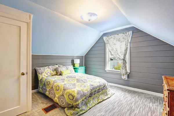 Chambre avec plafond voûté et murs lambrissés de planches — Photo