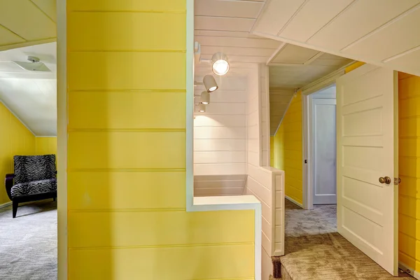 Upstairs hallway with bright yellow wall — Stock Photo, Image