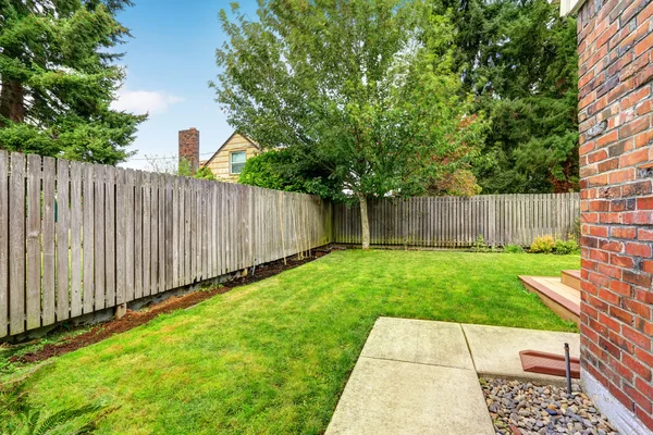 Backyard with wooden fence and walkway — Stock Photo, Image