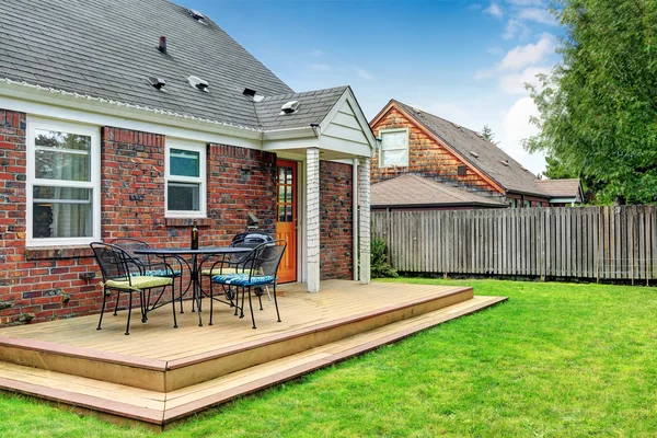 Casa de ladrillo exterior con cubierta de madera walkout — Foto de Stock