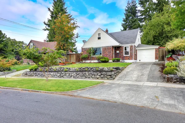 Brick house with curb appeal — Stock Photo, Image