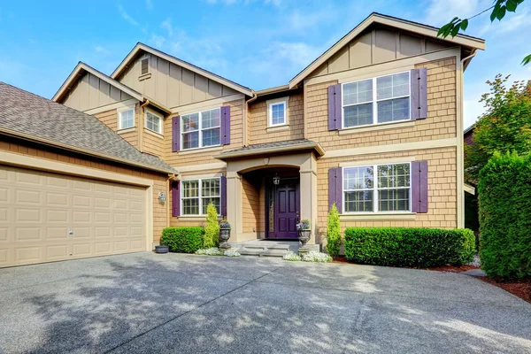 Luxury house exterior with purple elements — Stock Photo, Image