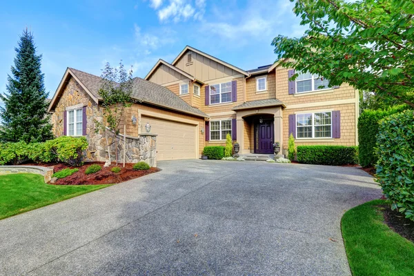 Luxury house exterior with purple elements. Impressive curb appe — Stock Photo, Image