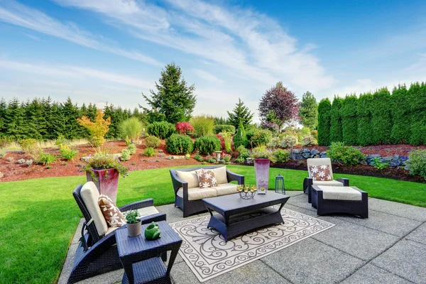Impresionante diseño de paisaje del patio trasero con área de patio — Foto de Stock