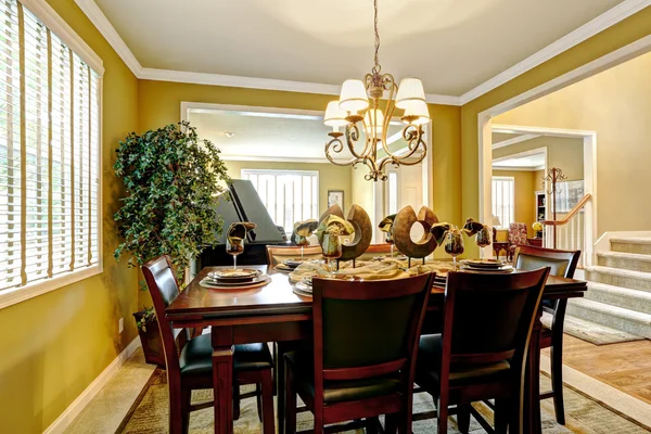 Casa de lujo interior. Mesa de comedor servida en habitación luminosa —  Fotos de Stock