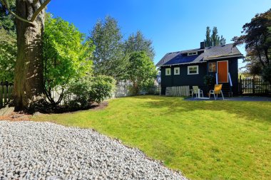 Arka Bahçe peyzaj ile küçük ev