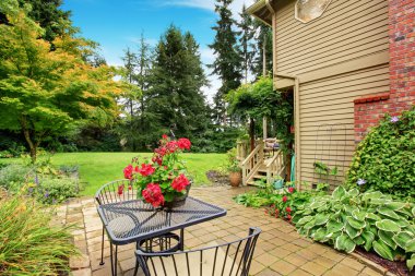 Tablo kümesi ve çiçek ile grev veranda pot