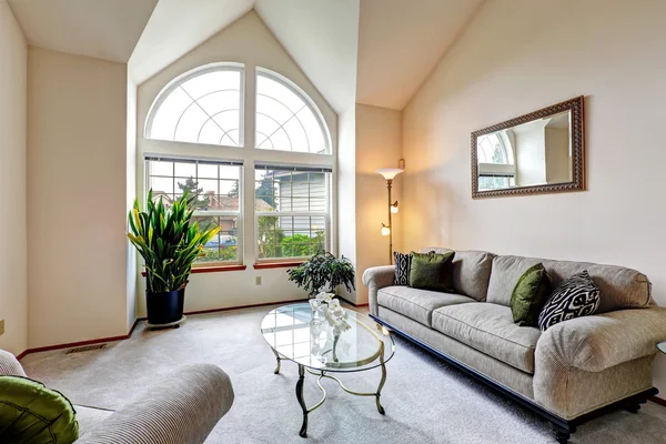 Luxury family room in soft creamy tones with hight ceiling and a — 图库照片