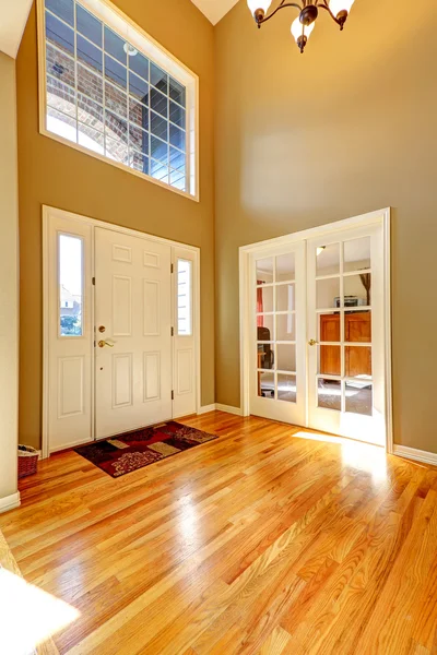 Rumah mewah interior. Foyer dengan langit-langit tinggi — Stok Foto