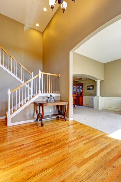 Maison de luxe intérieur. Foyer avec escalier — Photo